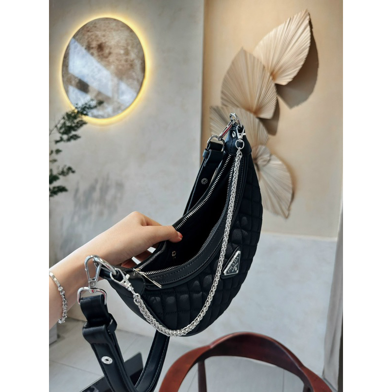 Túi kẹp nách prada dáng bầu loop vải dù ô trám sang chảnh
