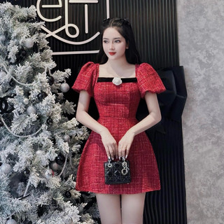 Váy cổ vuông phối nẹp cài hoa