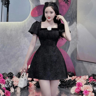 Váy cổ vuông phối nẹp cài hoa