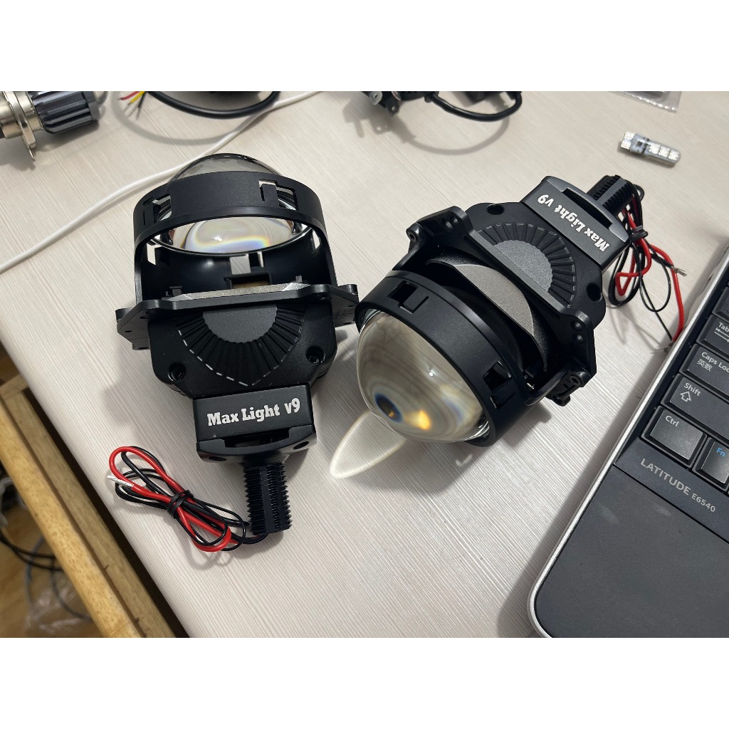 Đèn pha Max Light V9 chân xoáy đa năng H4 H7 H11