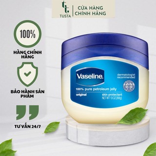 Dưỡng môi Vaseline giúp dưỡng ẩm cho đôi môi mềm mại và mịn màng.