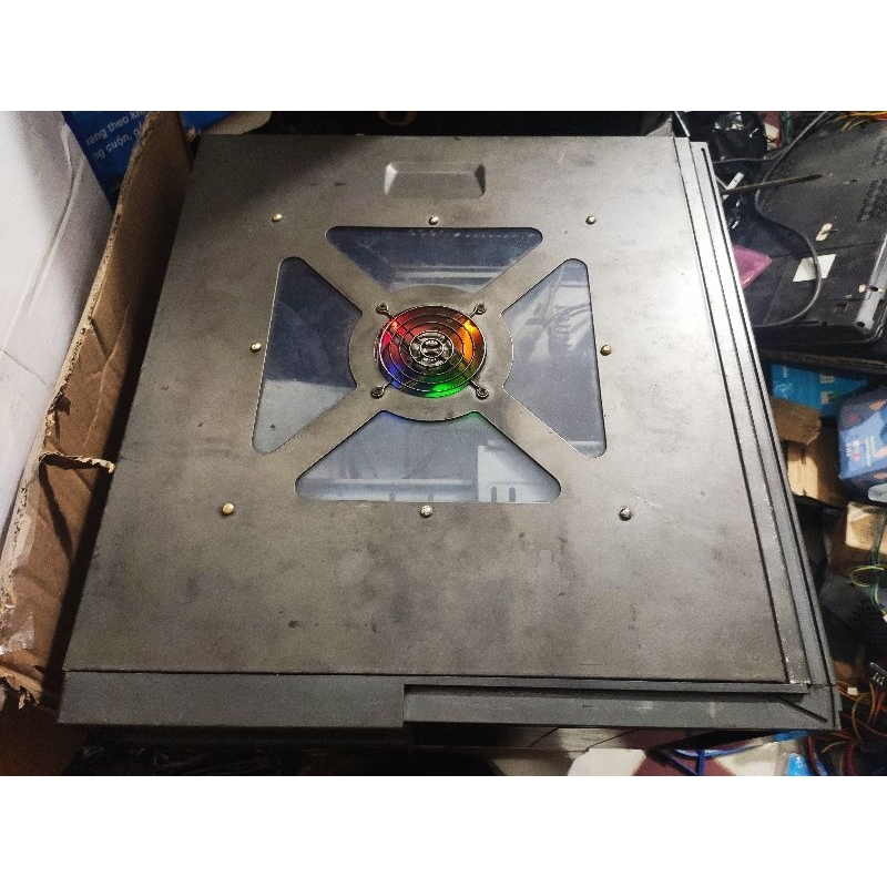 Vỏ thùng máy PC cũ rã văn phòng