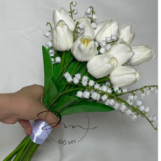 Bó hoa cầm tay cô dâu hoa Tulip và Linh Lan