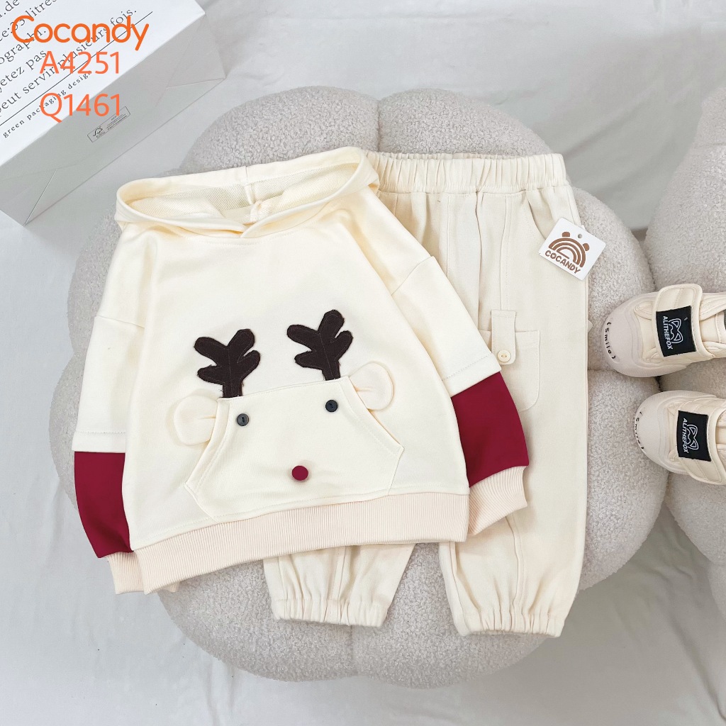 Set đồ cho bé -Áo hoodie BE tay phối ĐỎ túi tuần lộc và Quần dài BE túi tròn cúc bo gấu cho bé của COCANDY mãA4251,Q1461