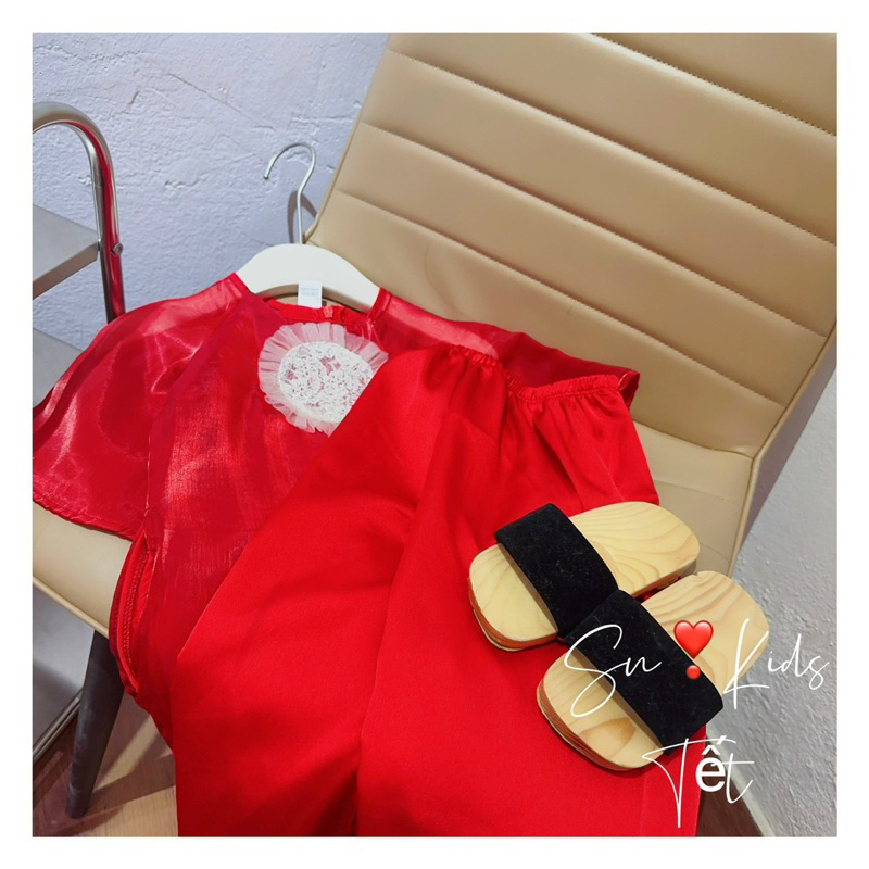 Áo dài lụa đỏ cách tân ren ngực bé gái