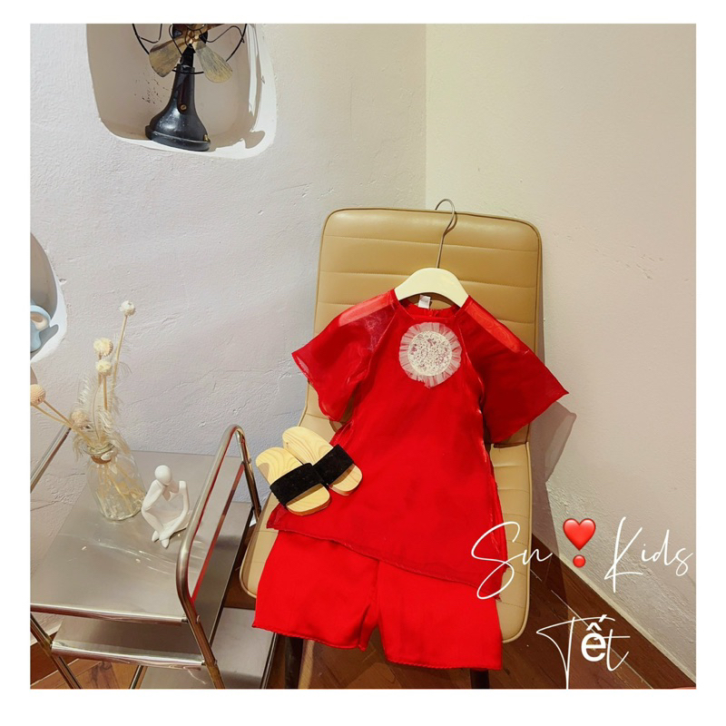 Áo dài lụa đỏ cách tân ren ngực bé gái