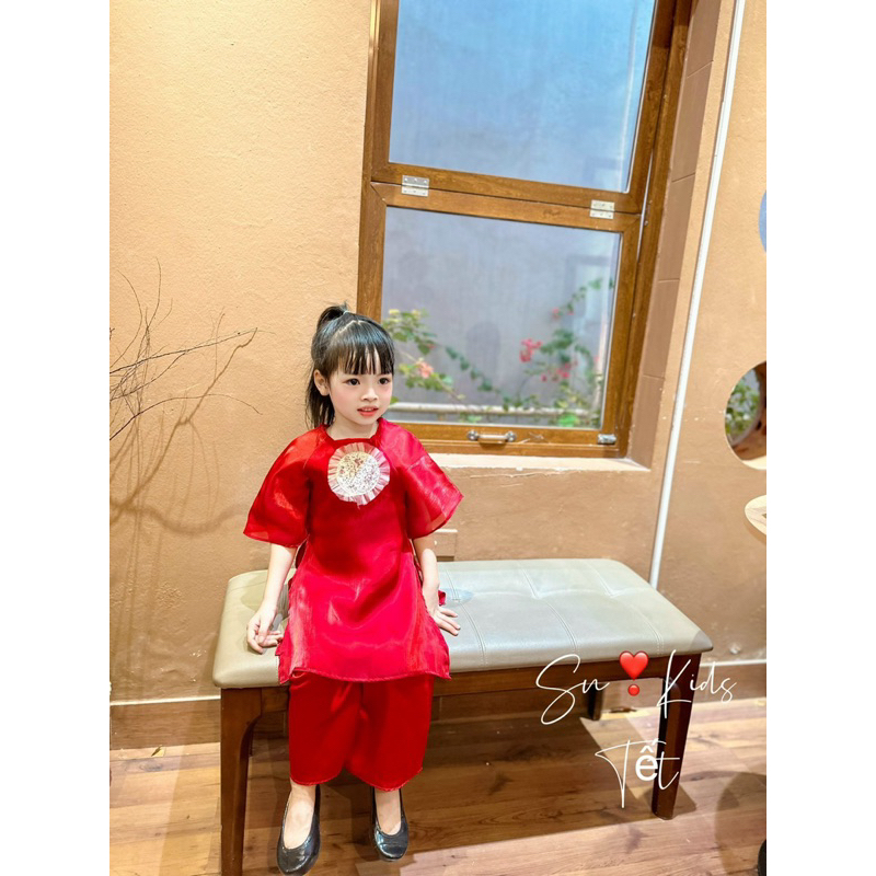 Áo dài lụa đỏ cách tân ren ngực bé gái