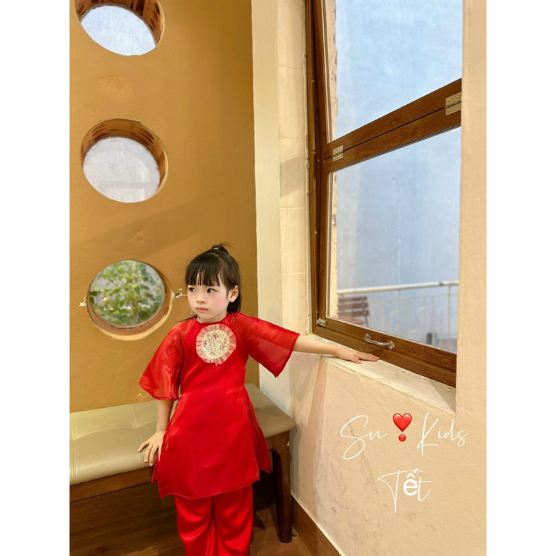Áo dài lụa đỏ cách tân ren ngực bé gái
