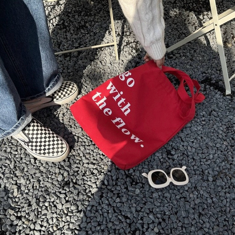 Túi tote vải canvas màu đỏ in chữ 𝒈𝒐 𝒘𝒊𝒕𝒉 𝒕𝒉𝒆 𝒇𝒍𝒐𝒘 T88