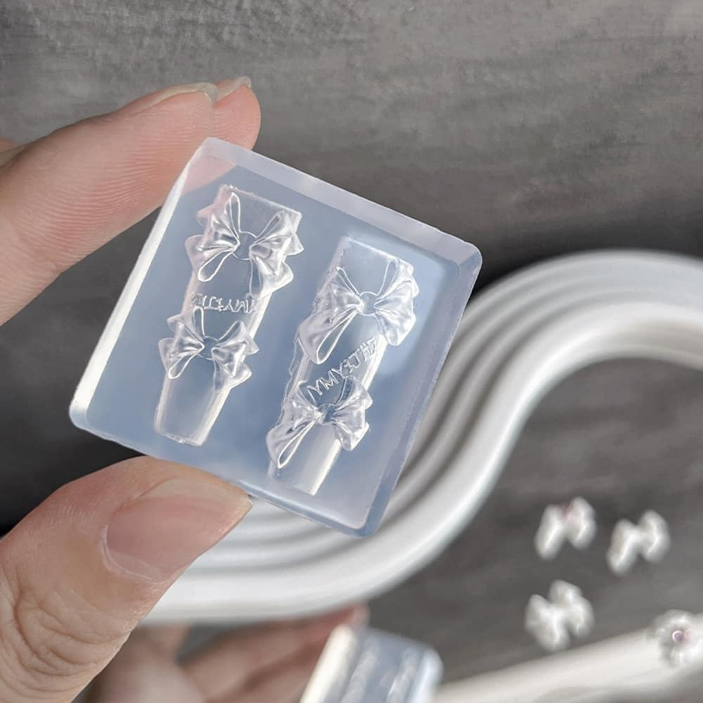 Khuôn tạo charm silicon nơ