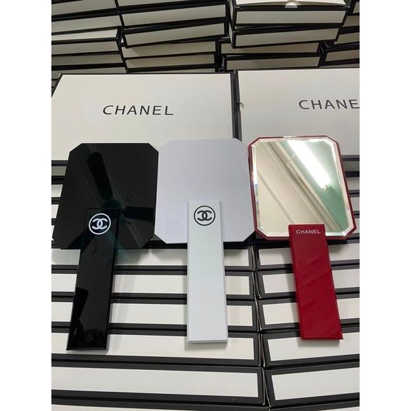 Gương cầm tay trang điểm