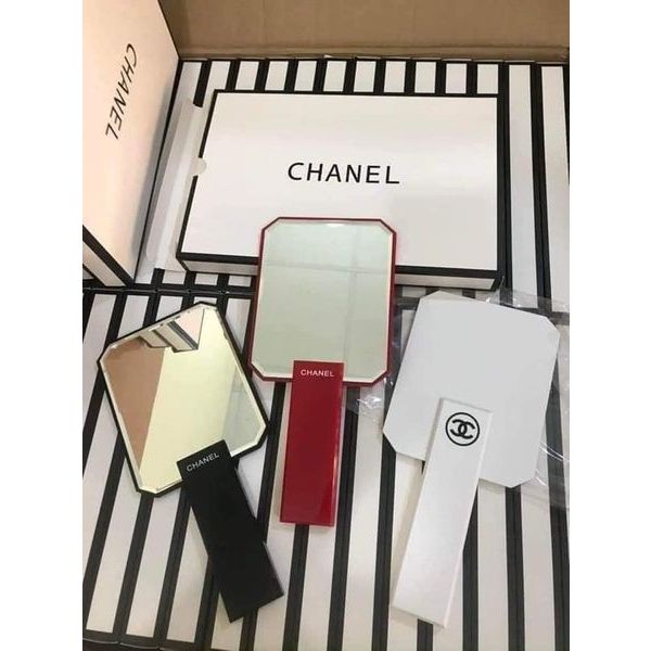 Gương cầm tay trang điểm