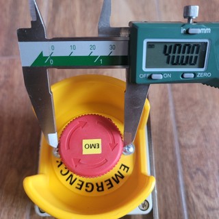 Hộp nút dừng khẩn cấp phi 40 Omron (hàng tháo máy, như hình)
