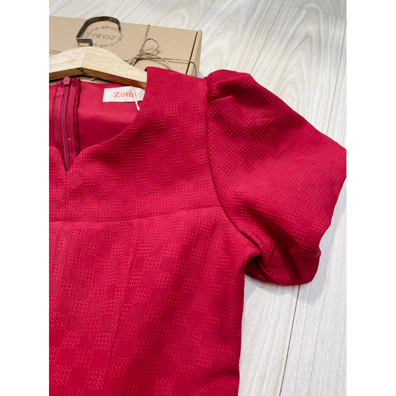 Đầm đỏ nữ xếp ly dáng xòe cổ cách điệu tay phồng dáng dài thiết kế Zomi Z032