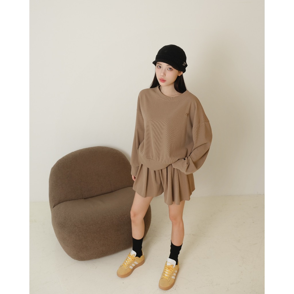 Set áo sweater tay dài + quần giả váy xếp ly MONÁ  - CHEESE