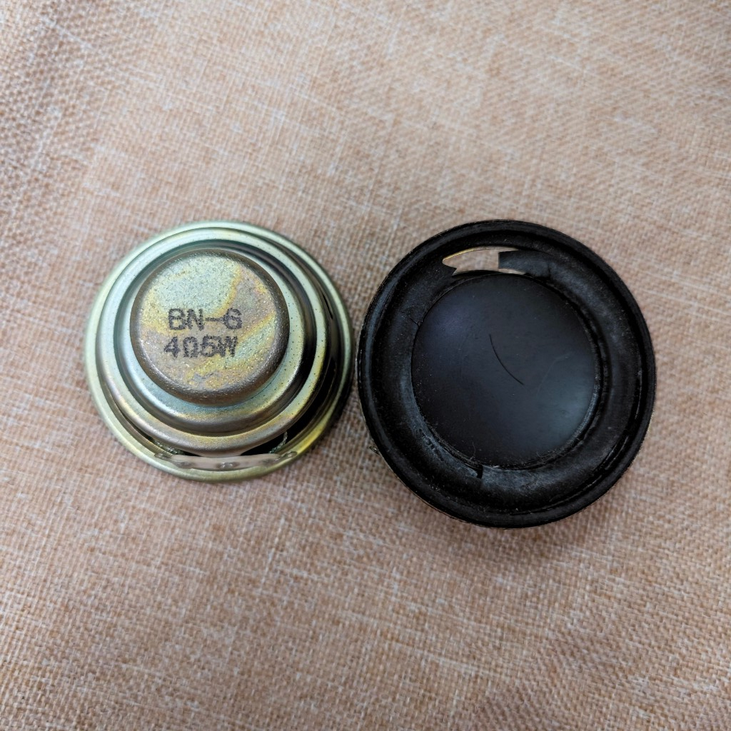 1 cặp loa 4.5cm rách gân, màng hàng bãi không rõ tình trạng