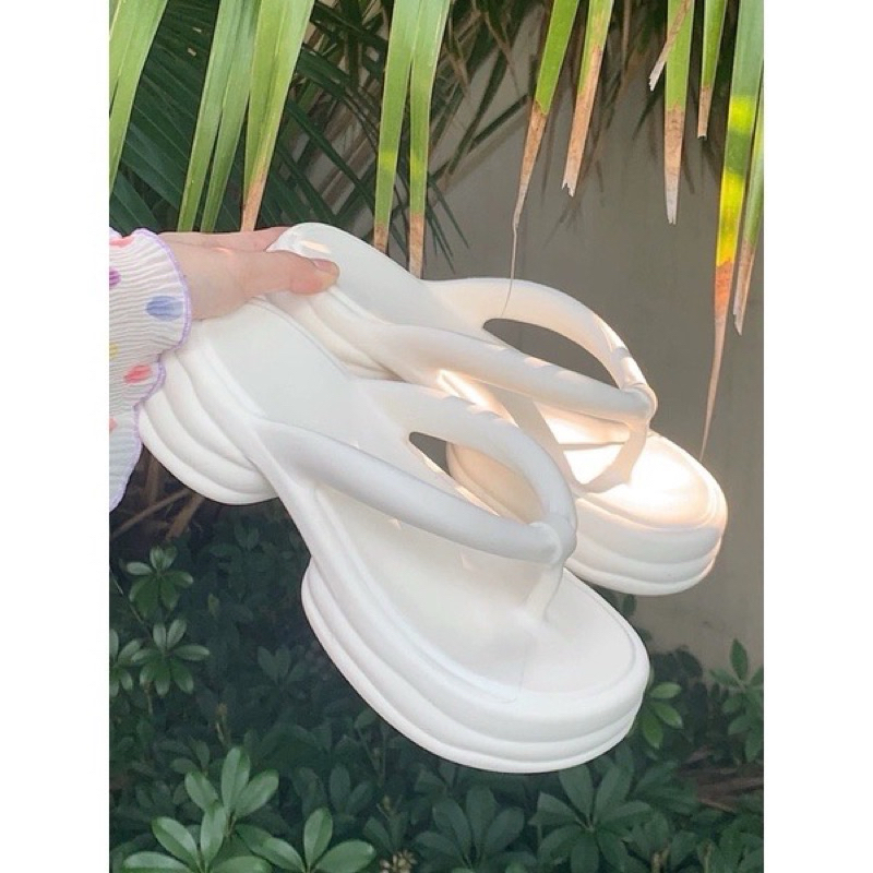 Dép tông xỏ ngón tăng 6cm chiều cao có hình dép đi biển