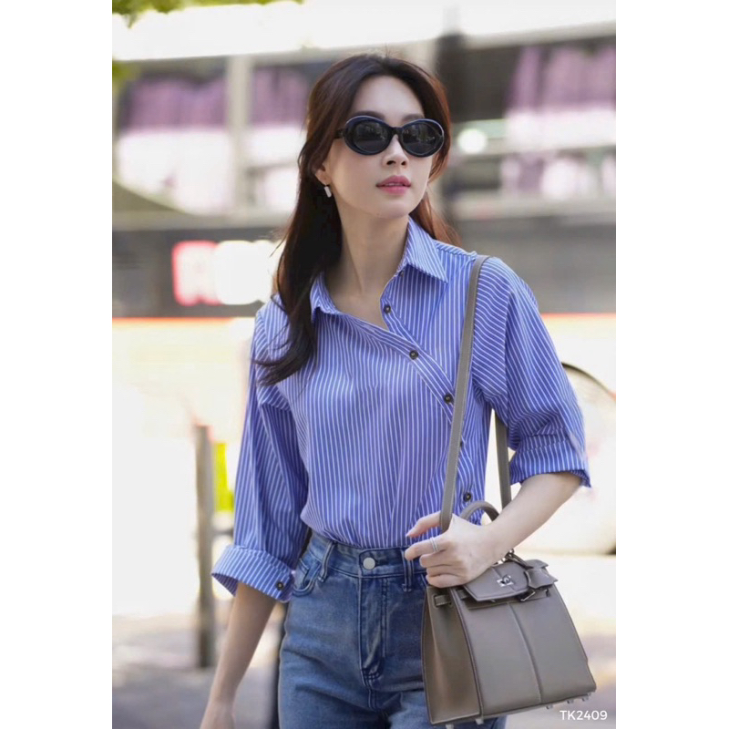 Sơ mi sọc xanh nút lệch