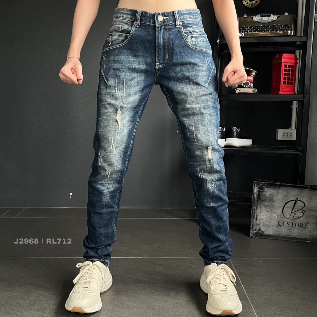 QUẦN JEANS NAM DÀI MÀU XANH ĐẬM RÁCH XƯỚC CÀO NHẸ TÚI THÊU XÉO  J2968 K3 STORE