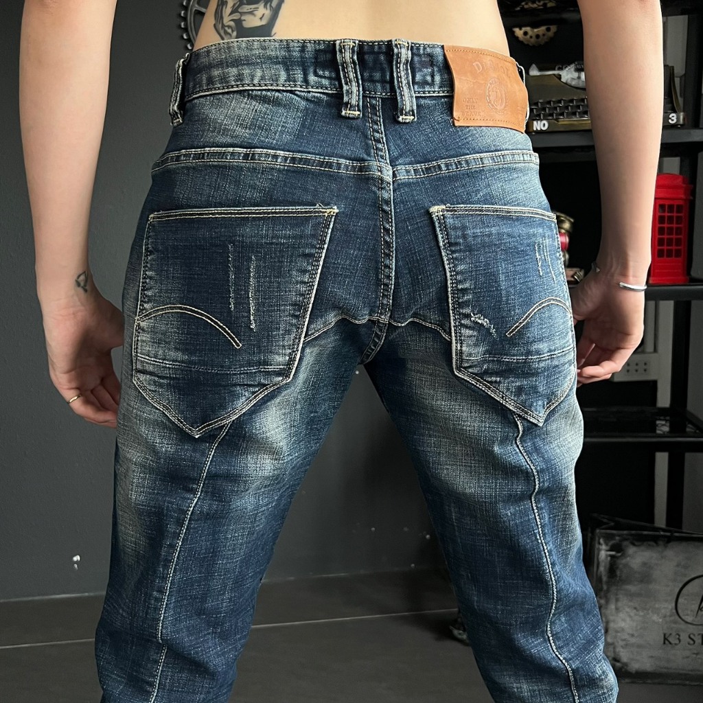QUẦN JEANS NAM DÀI MÀU XANH ĐẬM RÁCH XƯỚC CÀO NHẸ TÚI THÊU XÉO  J2968 K3 STORE