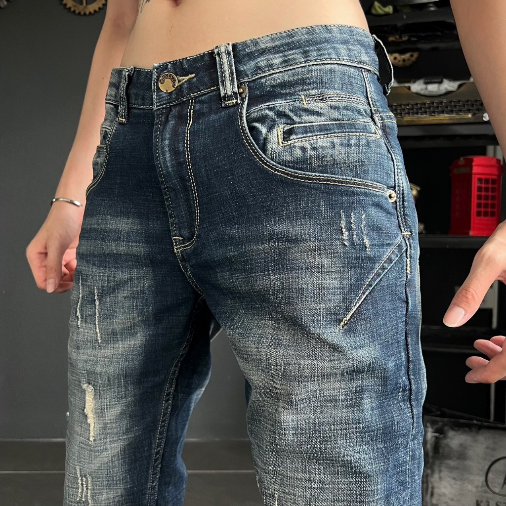 QUẦN JEANS NAM DÀI MÀU XANH ĐẬM RÁCH XƯỚC CÀO NHẸ TÚI THÊU XÉO  J2968 K3 STORE