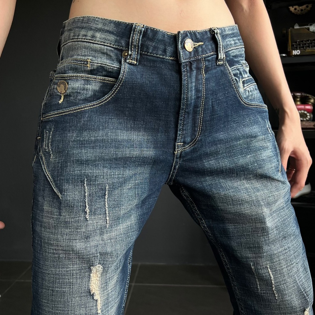 QUẦN JEANS NAM DÀI MÀU XANH ĐẬM RÁCH XƯỚC CÀO NHẸ TÚI THÊU XÉO  J2968 K3 STORE
