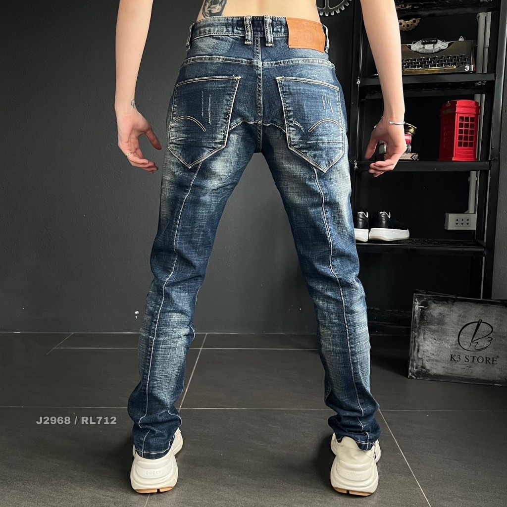 QUẦN JEANS NAM DÀI MÀU XANH ĐẬM RÁCH XƯỚC CÀO NHẸ TÚI THÊU XÉO  J2968 K3 STORE