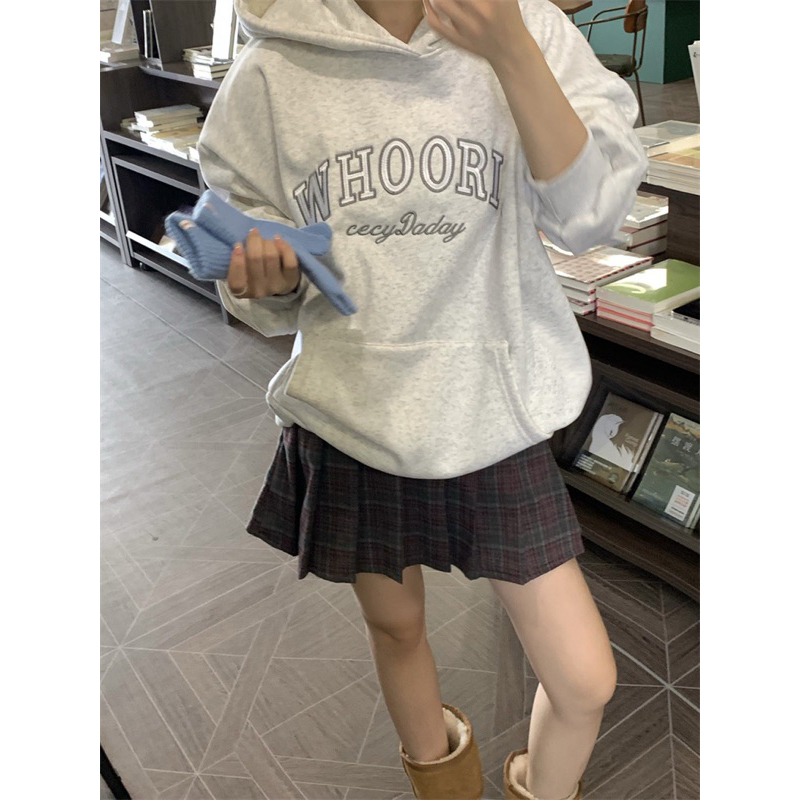 Áo nỉ có mũ thêu chữ