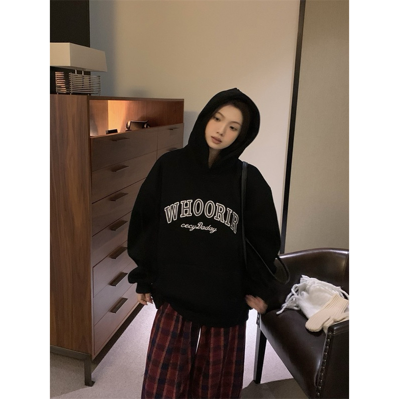 Áo nỉ có mũ thêu chữ