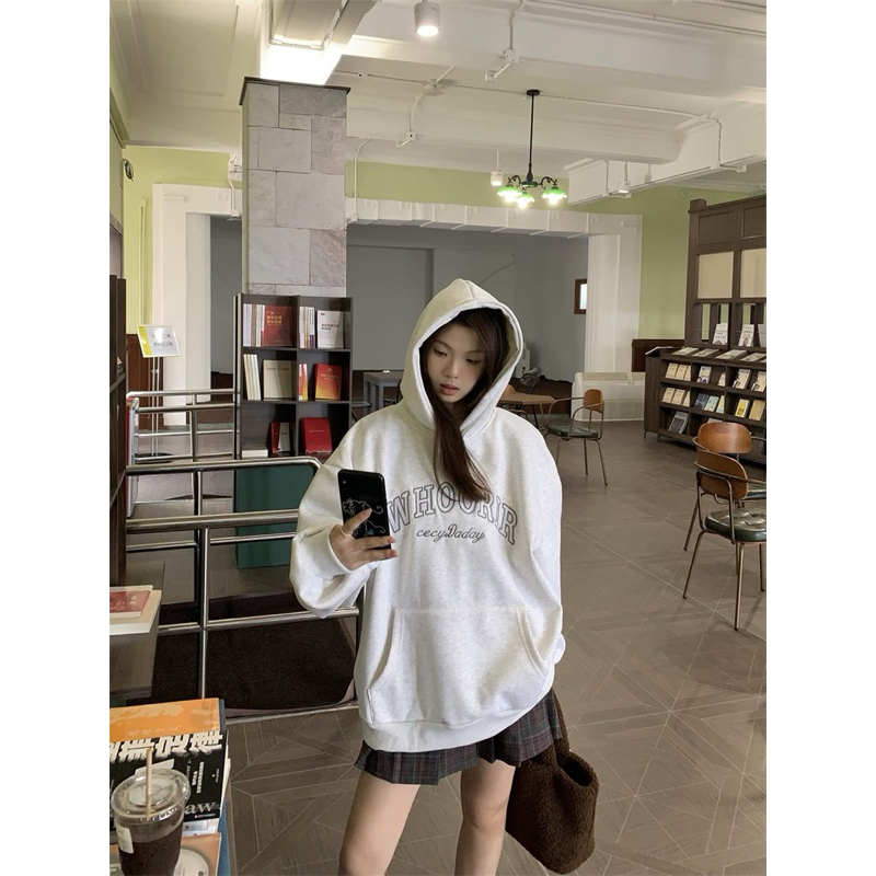 Áo nỉ có mũ thêu chữ