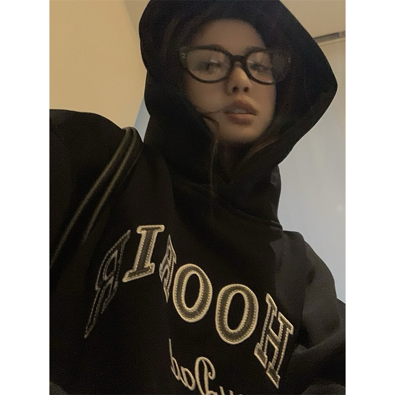 Áo nỉ có mũ thêu chữ