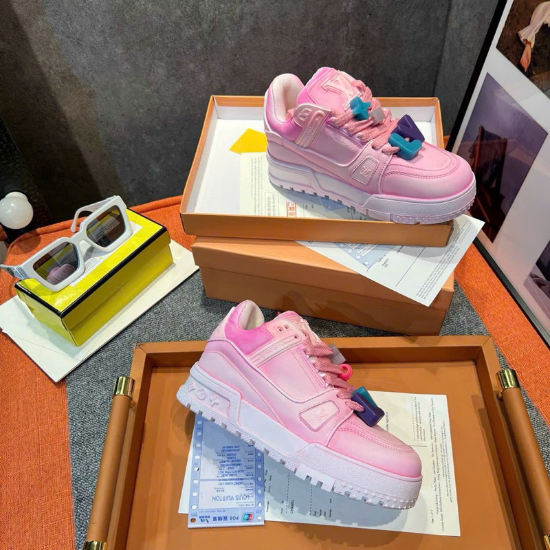 GIÀY L’V TRANER CHARM WHITE PINK MIX PHỤ KIỆN SC