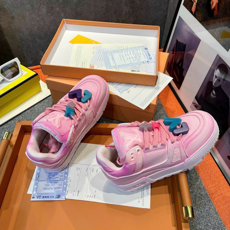 GIÀY L’V TRANER CHARM WHITE PINK MIX PHỤ KIỆN SC