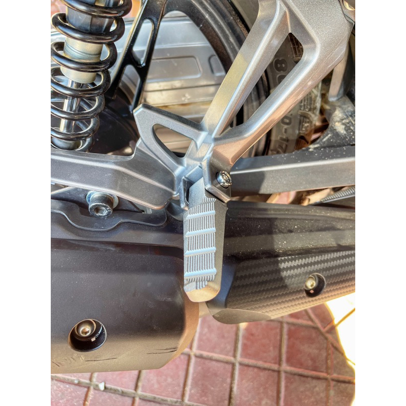 Gát chân sau nhôm đúc gắn xe honda yamaha