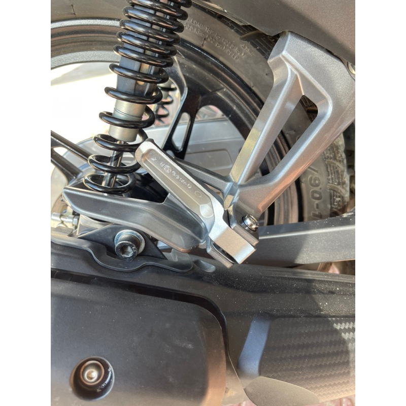 Gát chân sau nhôm đúc gắn xe honda yamaha