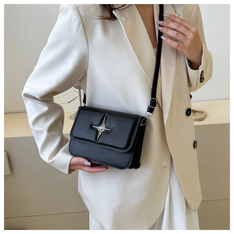 Túi xách nữ đeo chéo khoá sao dáng hộp vuông trẻ trung HT3282