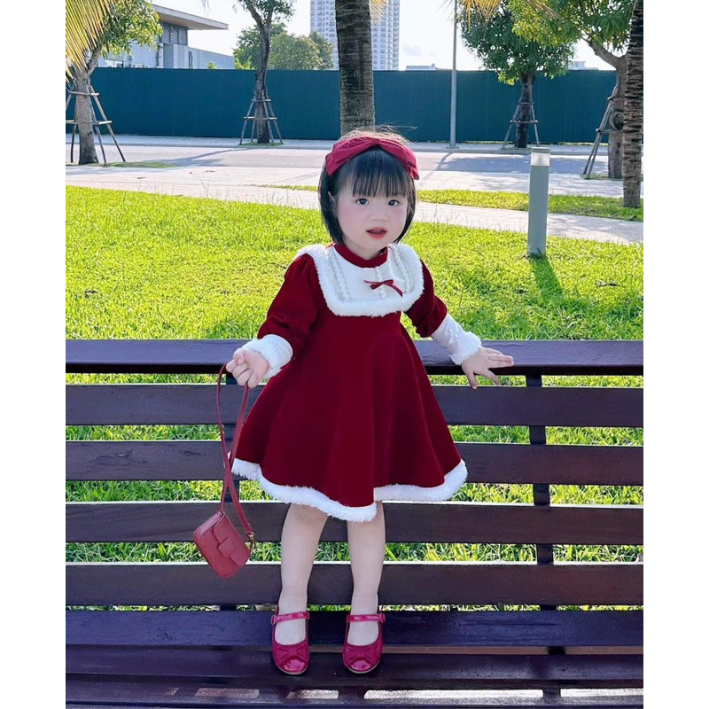 Váy nhung phối tay lông bé gái