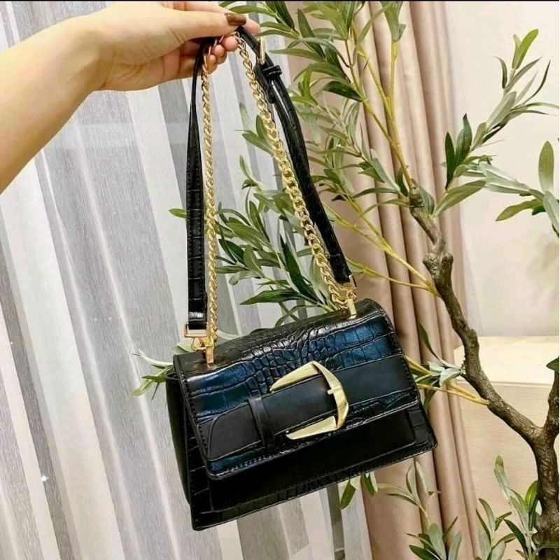 Túi khóa ngang vân cá sấu.