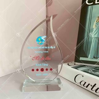 Cúp pha lê hình chiếc lá in logo Kỷ Niệm
