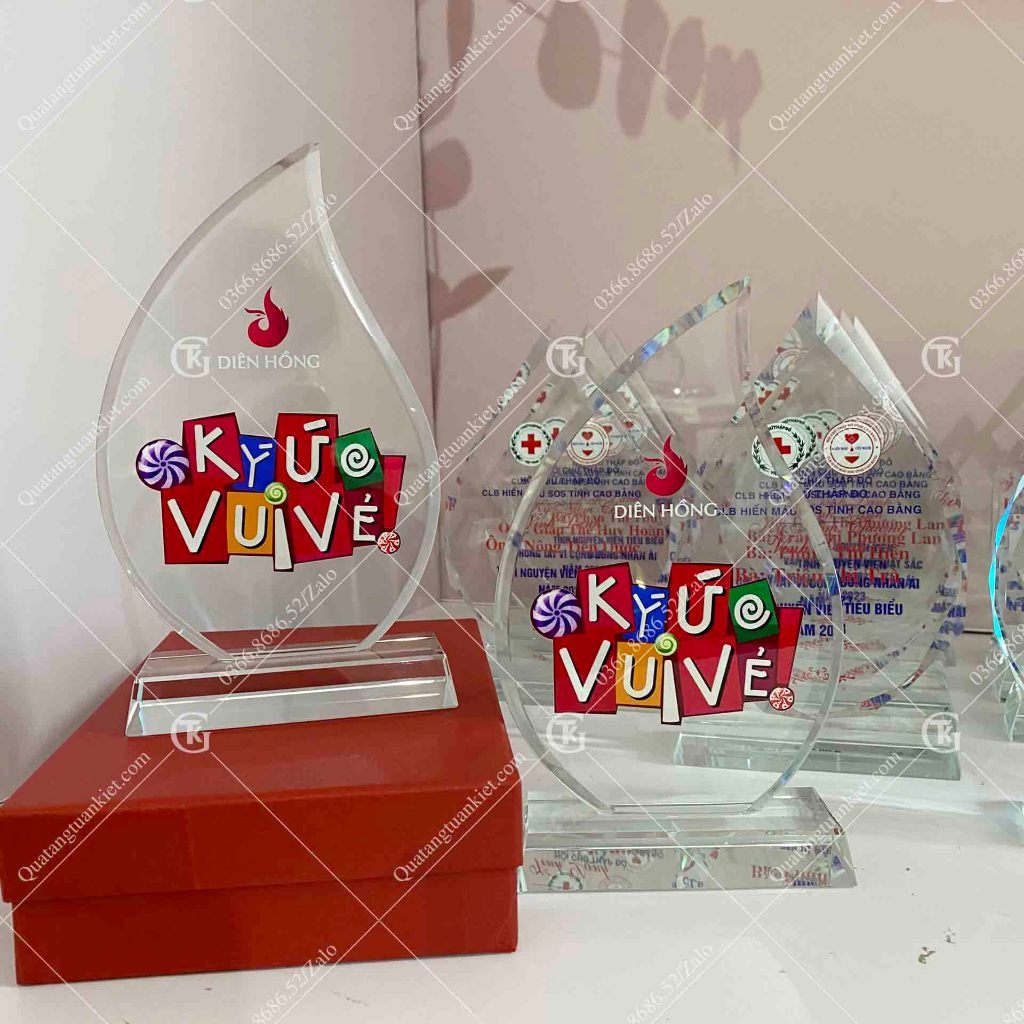 Cúp pha lê hình chiếc lá in logo Kỷ Niệm