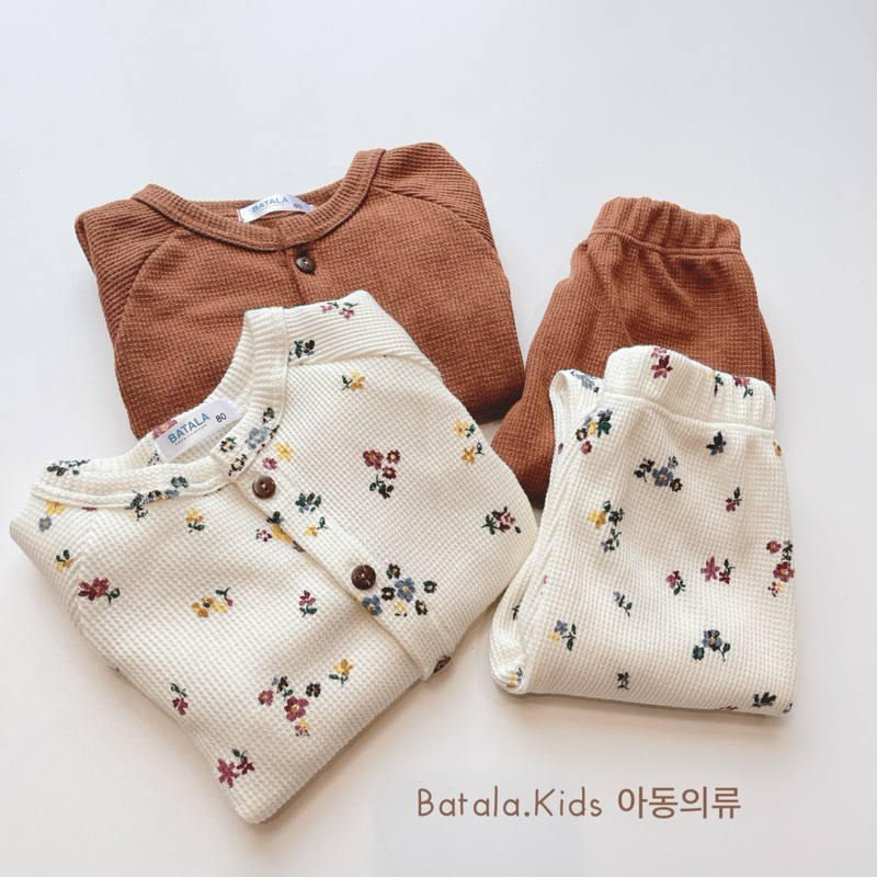 Set tổ ong họa tiết Hàn cho bé gái Batala Kids, bộ đồ thu đông trẻ em hoạ tiết dễ thương