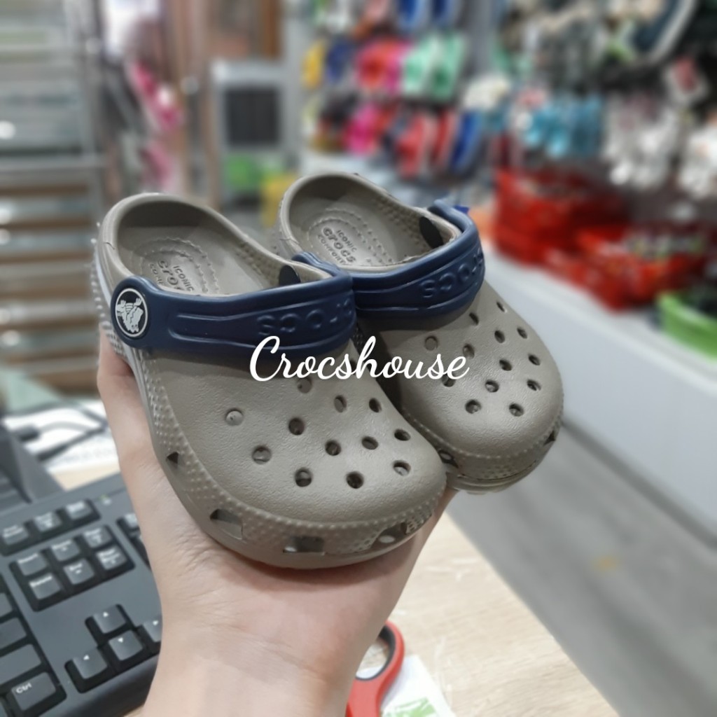 Dép cross classic trẻ em chính hãng màu nâu tặng jbbitz sticker 3D, dép sục cross bé trai hàng xuất dư VNXK Nhà Cá Sấu