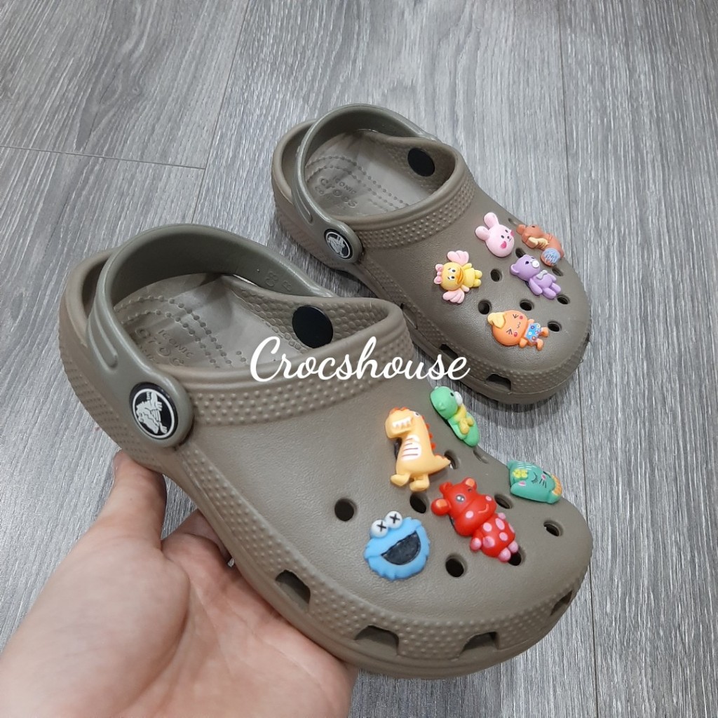 Dép cross classic trẻ em chính hãng màu nâu tặng jbbitz sticker 3D, dép sục cross bé trai hàng xuất dư VNXK Nhà Cá Sấu