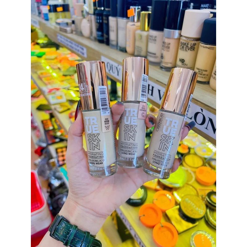 Kem nền Catrice True Skin Hydrating Foundatinon