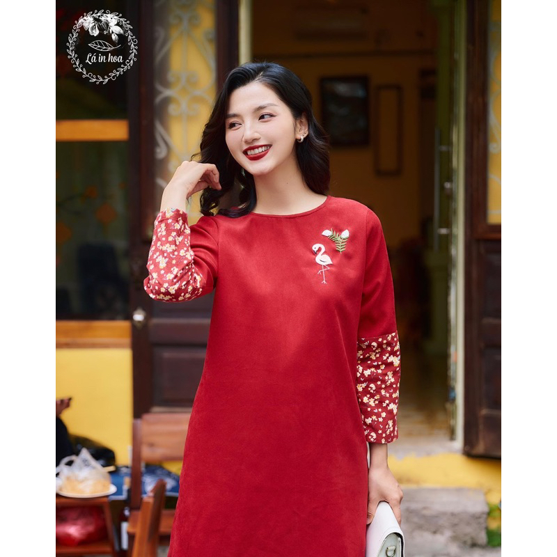 Váy Nhung Đỏ Đun Thêu Tay Hồng Hạc Phối Hoa Thiết Kế Lá In Hoa