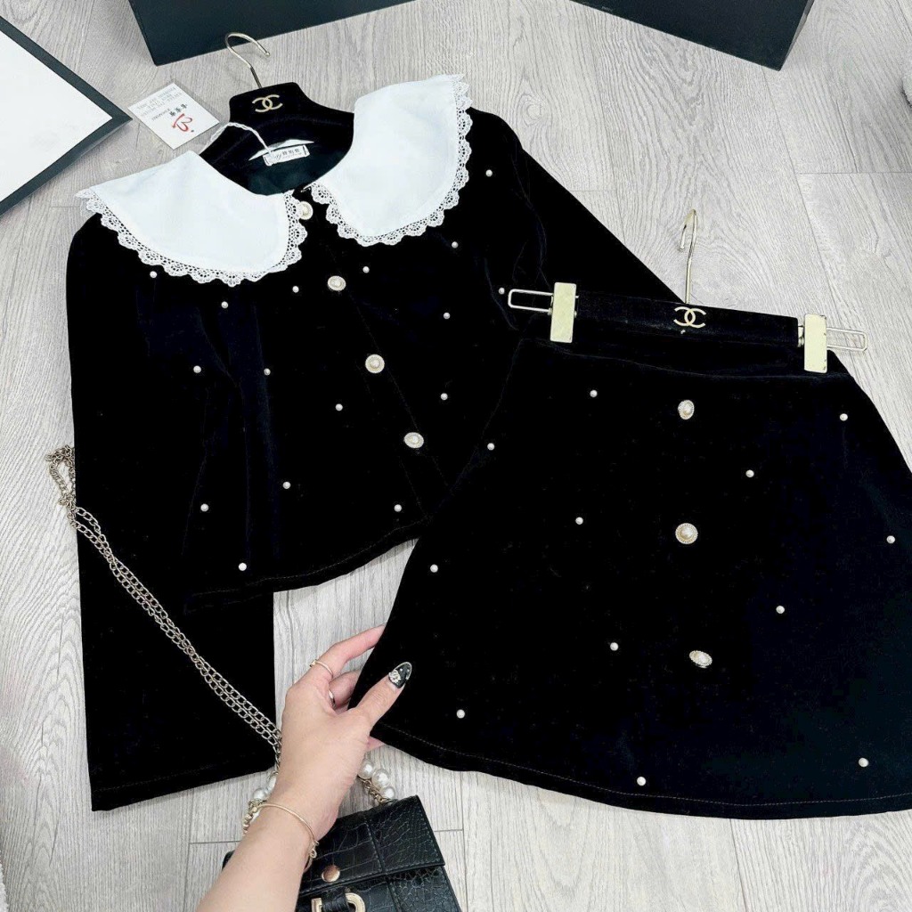 Sét đồ nữ chất nhung áo cổ bèo đính ngọc mix chân váy mini  thích hợp cho các dịp lễ tết