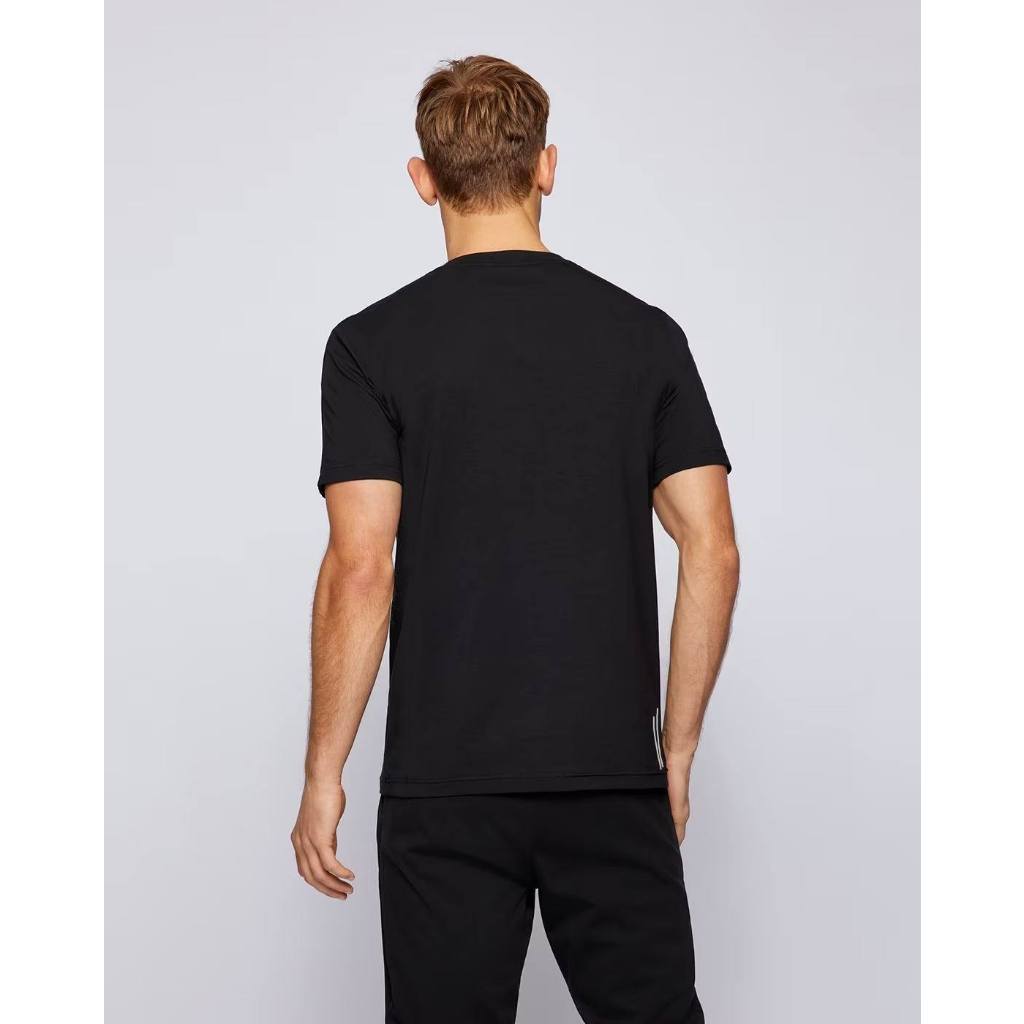 Áo thun Kenneth Cole dành cho Nam. Chất vải thể thao mềm mại, chắc chắn và co giãn thoải mái.