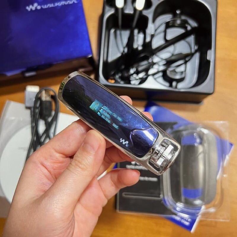 MÁY NGHE NHẠC SONY WALKMAN S705f FULL BOX