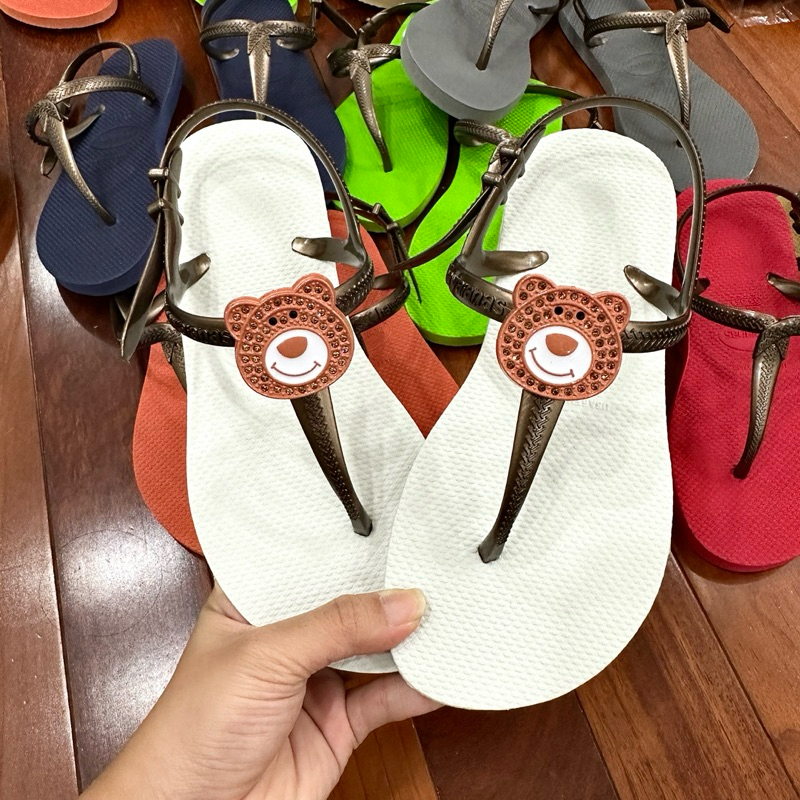Sandal nữ cao su tròn xỏ ngón gắn Charm gấu nâu thời trang êm ái, nhiều màu lựa chọn