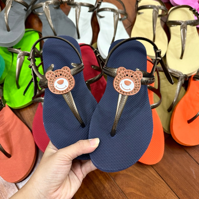 Sandal nữ cao su tròn xỏ ngón gắn Charm gấu nâu thời trang êm ái, nhiều màu lựa chọn